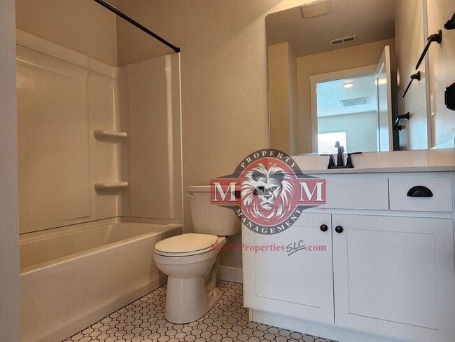 Building Photo - Great 3 Bd 2 Ba Townhome 2 Car Garage