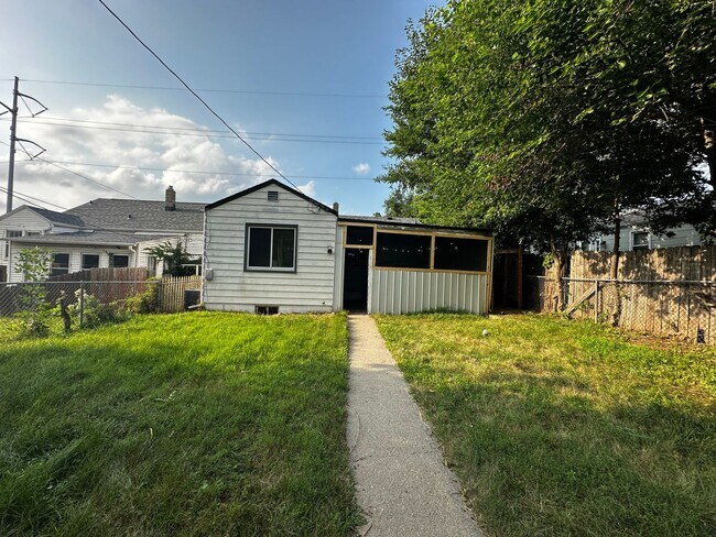 Building Photo - Beautiful home near Aksarben!