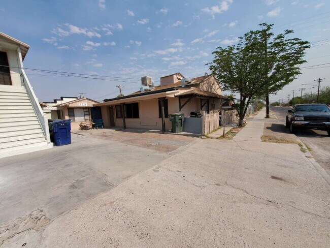 Building Photo - "Charming 1-Bed Oasis in Tucson - Cozy 660 Sq. Ft. Retreat on S 7th Ave!"