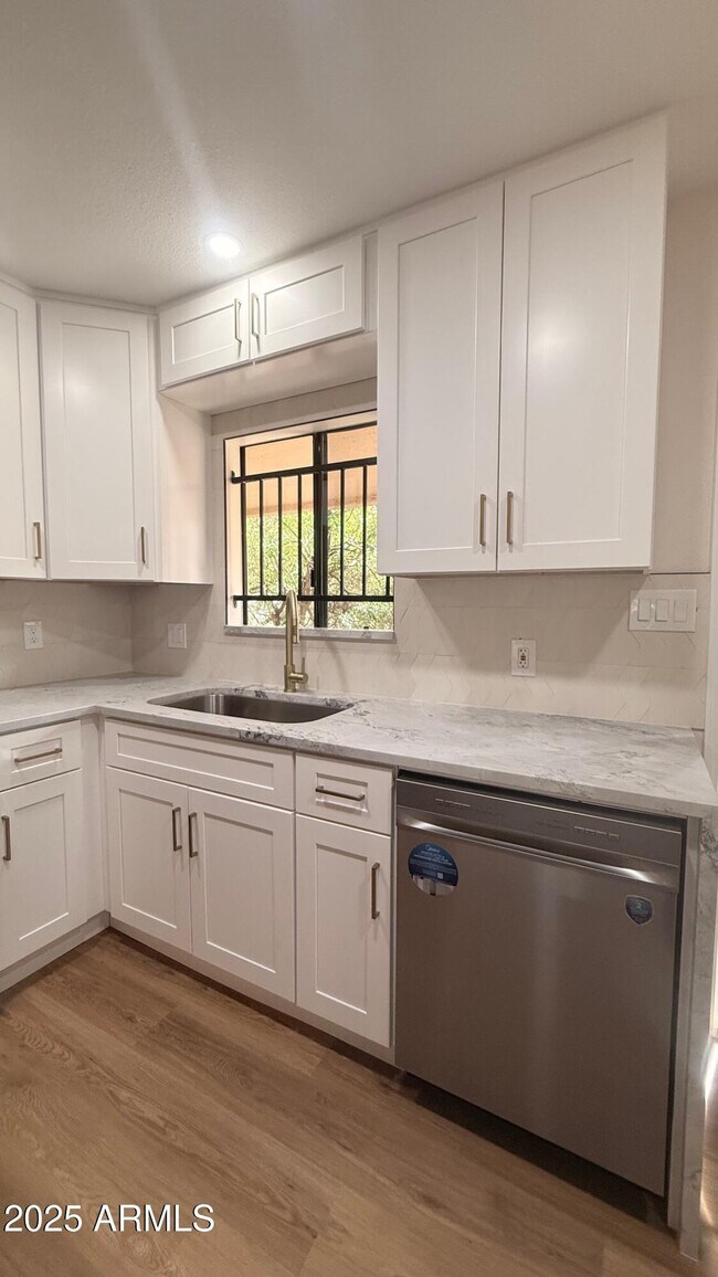 Building Photo - 3131 W Cochise Dr