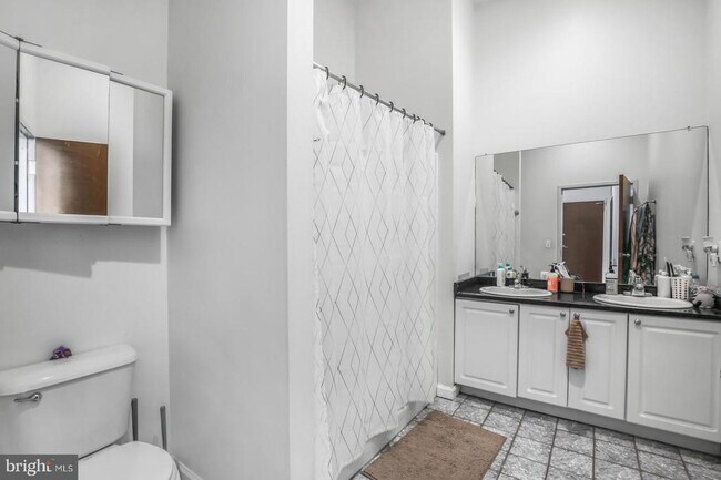 Building Photo - 1001 Chestnut St