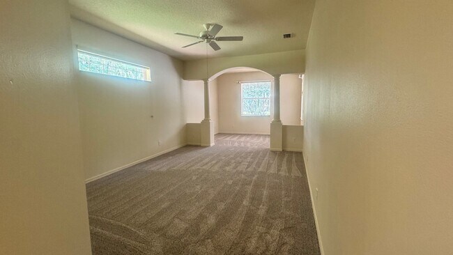 Building Photo - Private screened in POOL HOME!