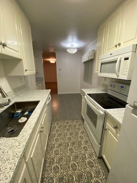 Building Photo - 2308 Schader Dr