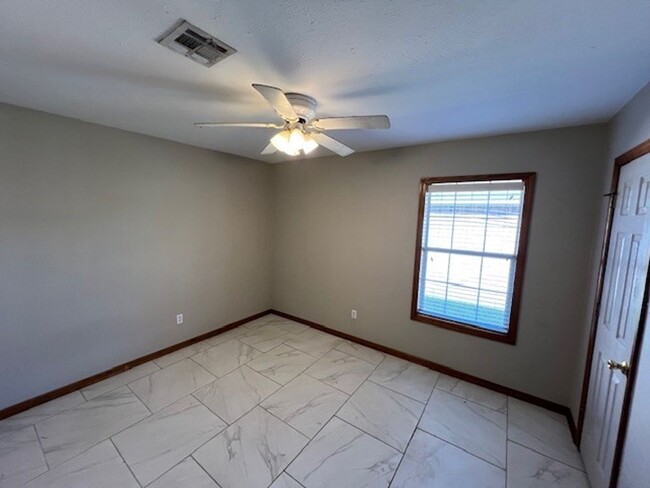 Building Photo - Spacious 3B/2B Duplex in South Lake Charles