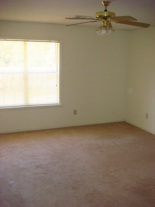 Building Photo - 3 Bedroom/ 2 Bathroom Available in August!