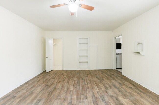 Building Photo - Spacious Backhouse Near Texas Tech, and Medical Centers!!