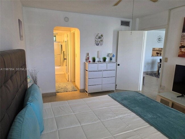 Building Photo - 2861 Leonard Dr