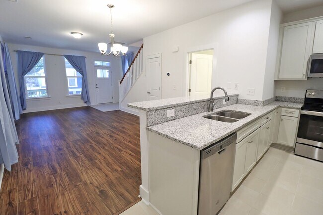 Building Photo - 2 bedroom/2.5 bath home in West Columbia.