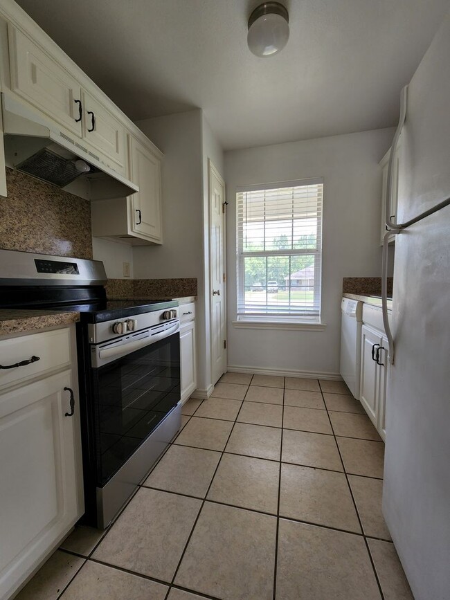 Building Photo - 3 bedroom 2 bath brick home