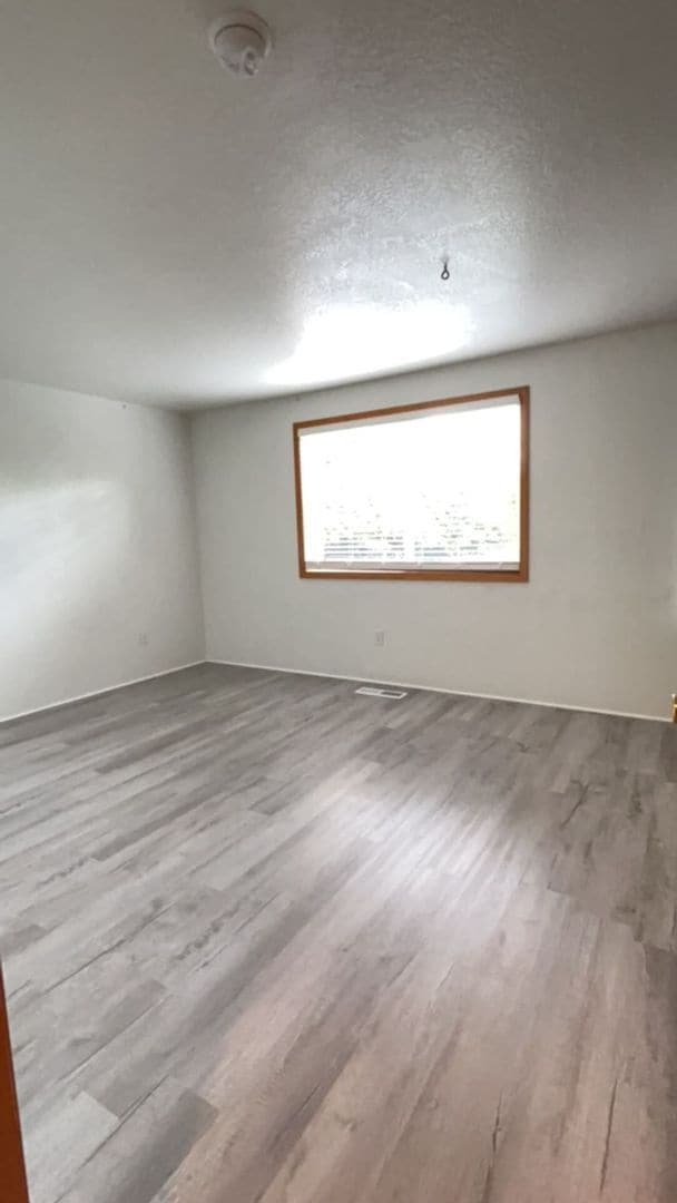 Building Photo - 3 Bedroom 2 Bath Single Family Home with 2...