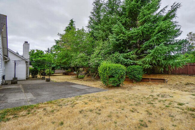 Building Photo - LARGE THREE BEDROOM HOME WITH RV /BOAT PAR...