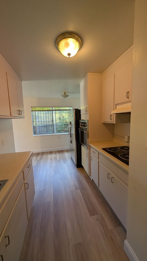 Building Photo - 2 bedroom 1 Bath, lower unit, located betw...