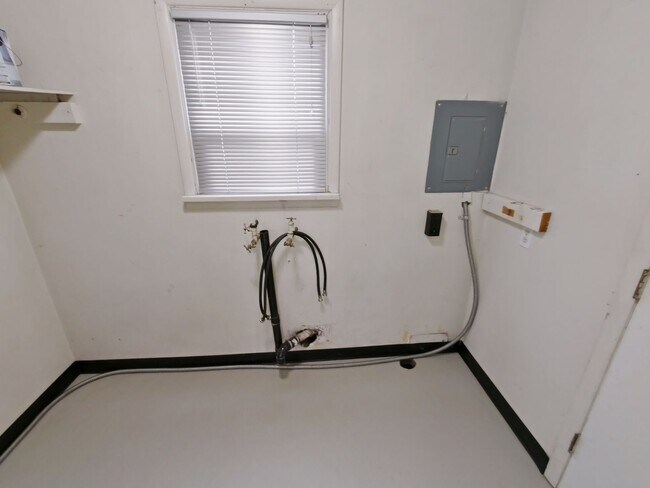 Building Photo - 1403 Cross St