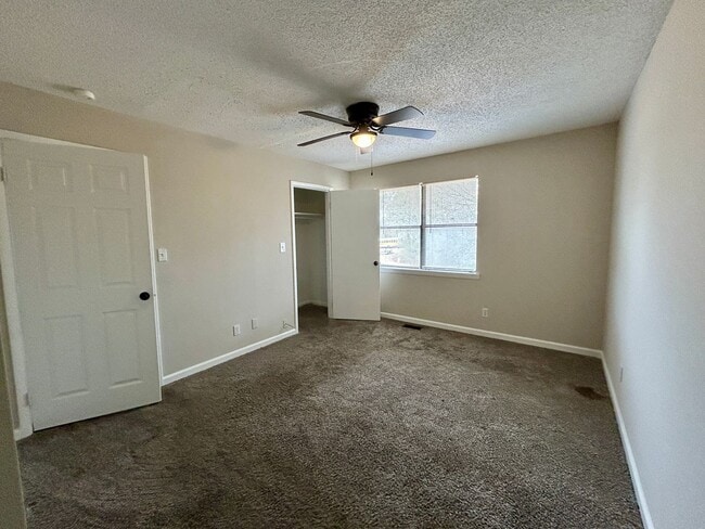 Building Photo - 1 Robin Ct