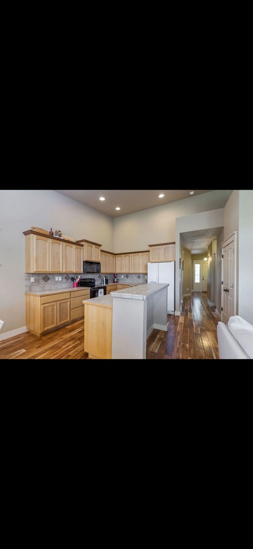 Building Photo - 4 Bedrooms with a large back yard