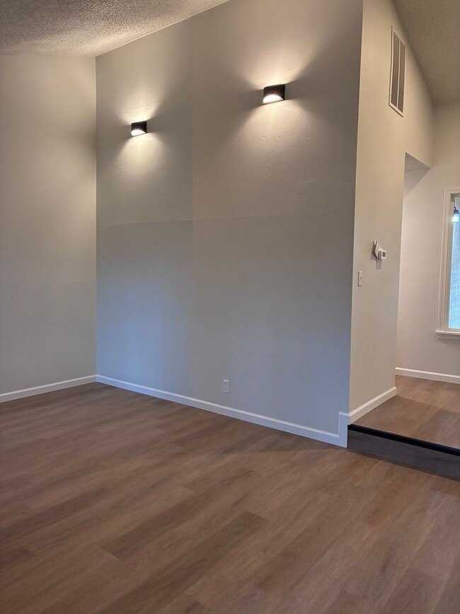Building Photo - Your Newly Updated 3 Bed, 1 Bath Move-In Ready Home!