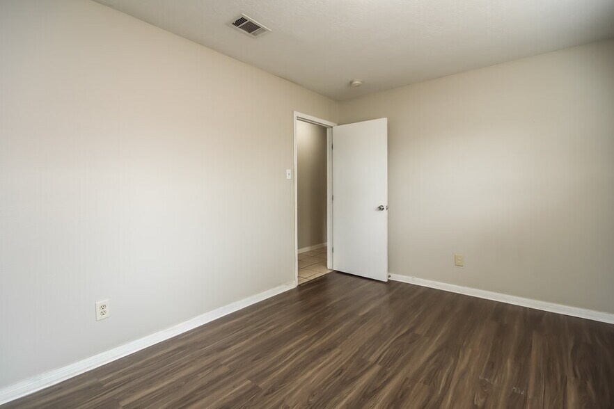 Building Photo - 807 Sulphur St
