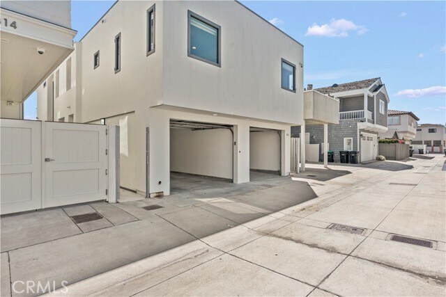 Building Photo - 816 W Oceanfront