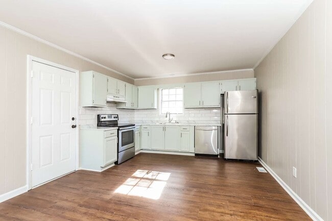 Building Photo - 638 S Elm St