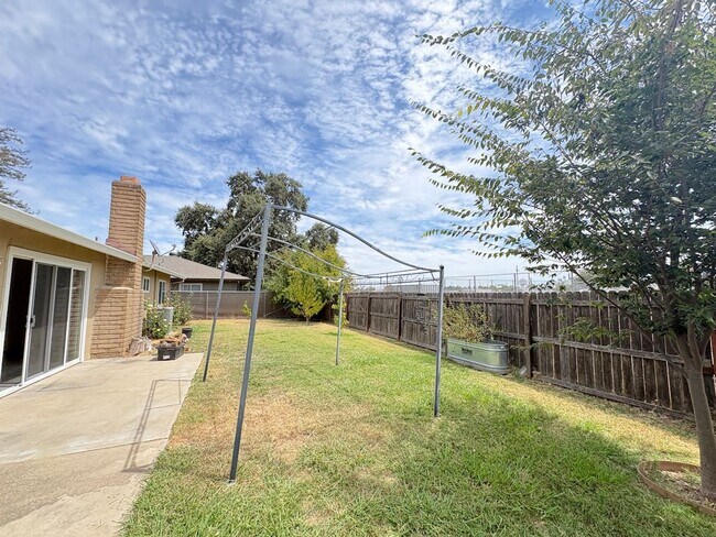 Building Photo - 900 Wendy Hope Dr