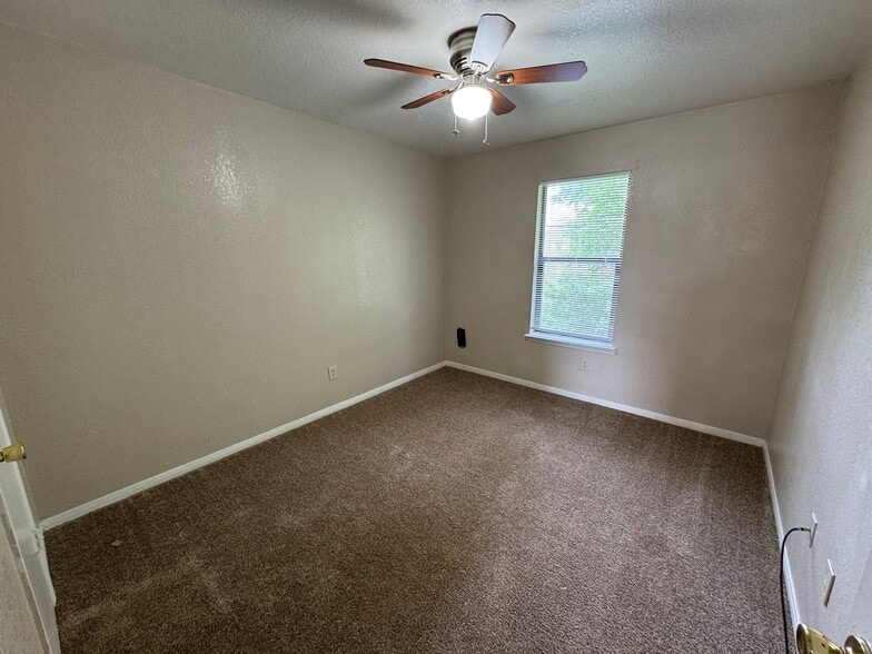 Building Photo - 1708 Benttree Dr