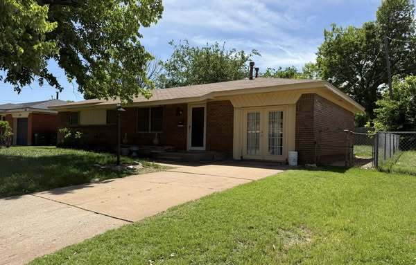 Primary Photo - 2405 S Mansfield St