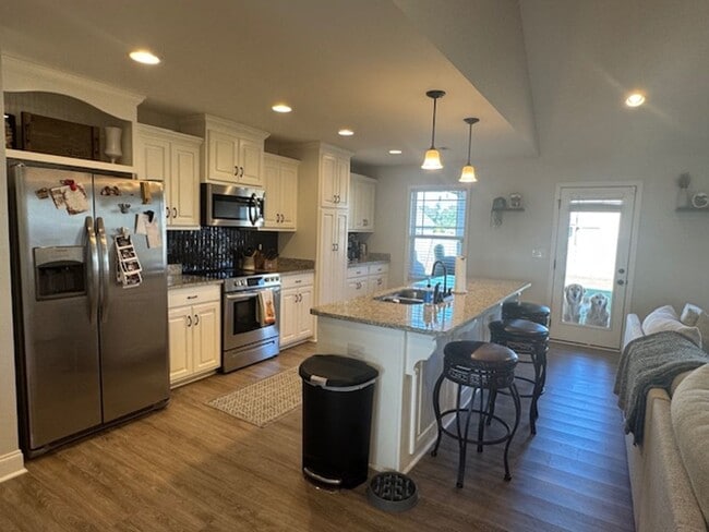 Building Photo - 4br/2ba Pet friendly 1-level home in Fort ...