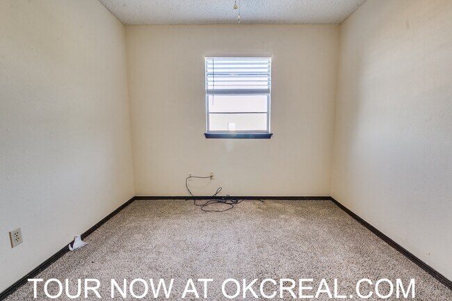 Building Photo - 1215 Lakecrest Dr
