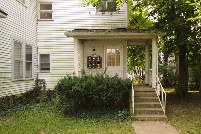 Building Photo - PRELEASING for AUGUST! Close to Campus