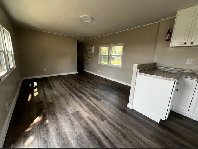 Building Photo - Welcome Home to Silver Lake