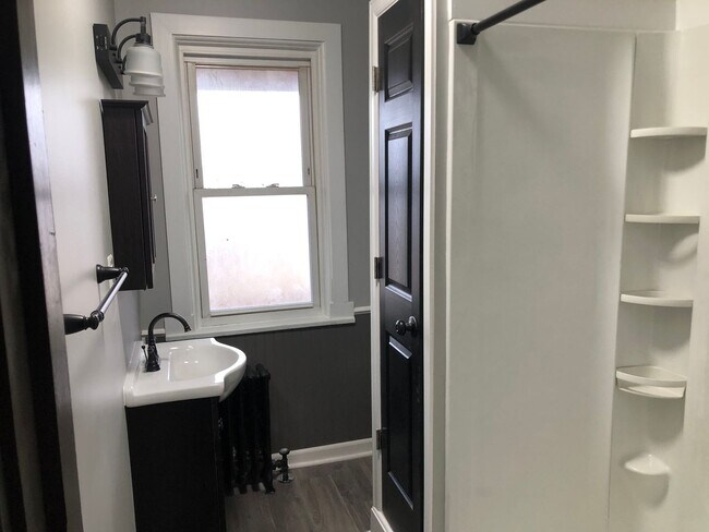 Building Photo - McKees Rocks / Sheraden / Windgap - 1 BR, 2nd floor Apartment - Section 8 Welcome!