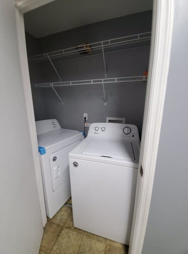 Building Photo - Prime East Nashville Living!