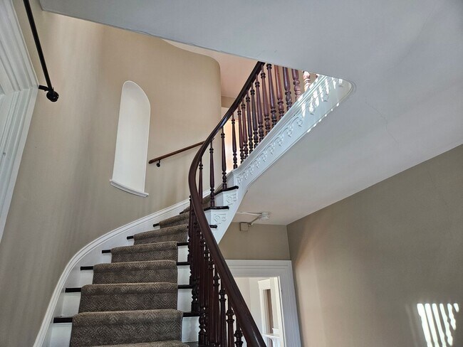 Building Photo - 2 Bedroom townhouse style apartment