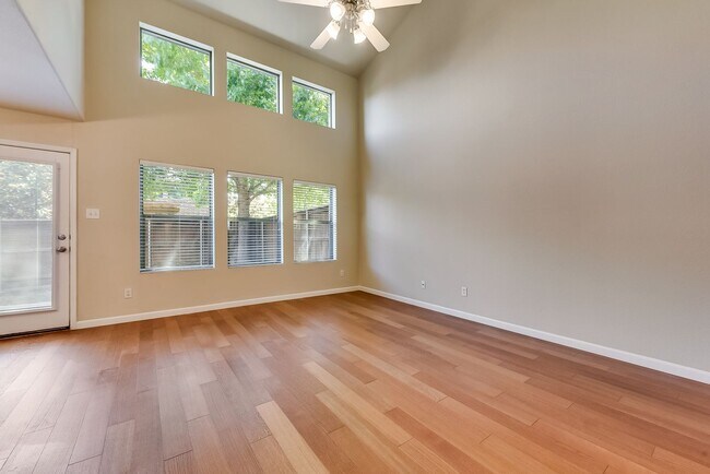 Building Photo - COMING SOON! CHARMMING 2 BEDROOM TOWNHOME ...