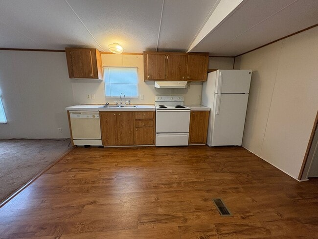 Building Photo - Spacious three bedroom, two bath singlewid...