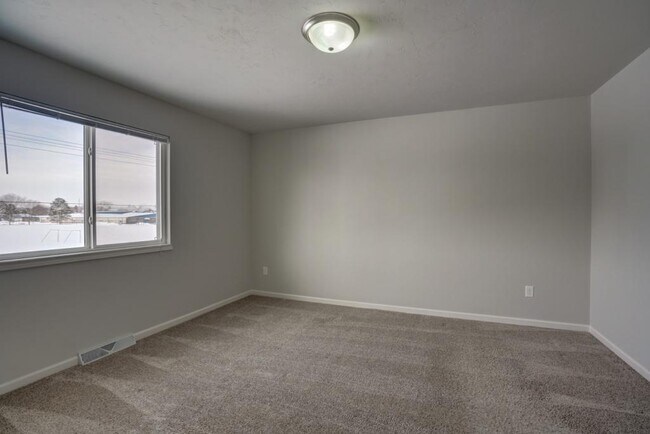 Building Photo - 434 Hanson Rd