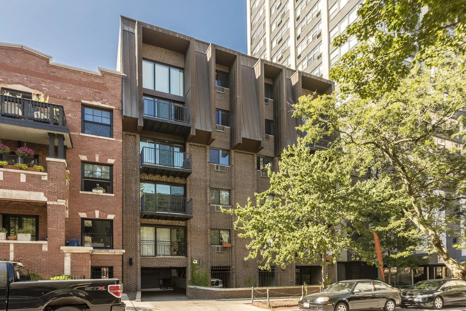 Building Photo - 518 W Wrightwood Ave