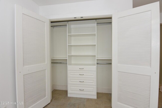 Building Photo - 322 Causeway Dr