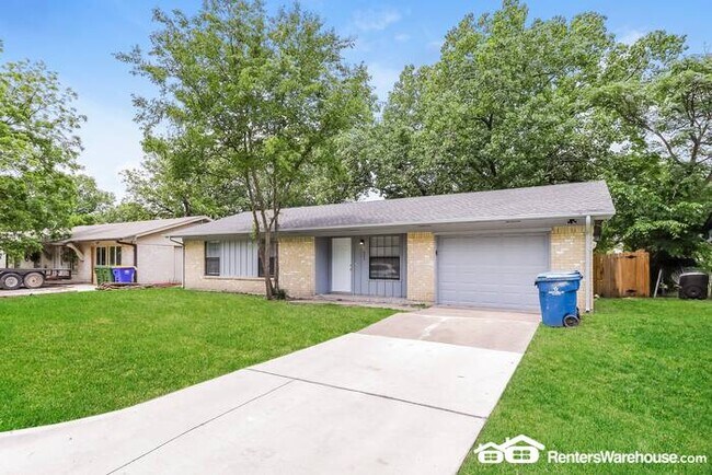 Building Photo - Newly renovated spacious 4 bed/2 bath, wit...