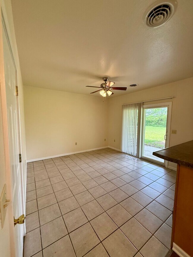 Building Photo - 1555-MF2-E4
