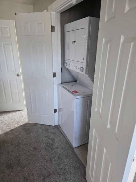 Building Photo - 6735 Saxton Ave