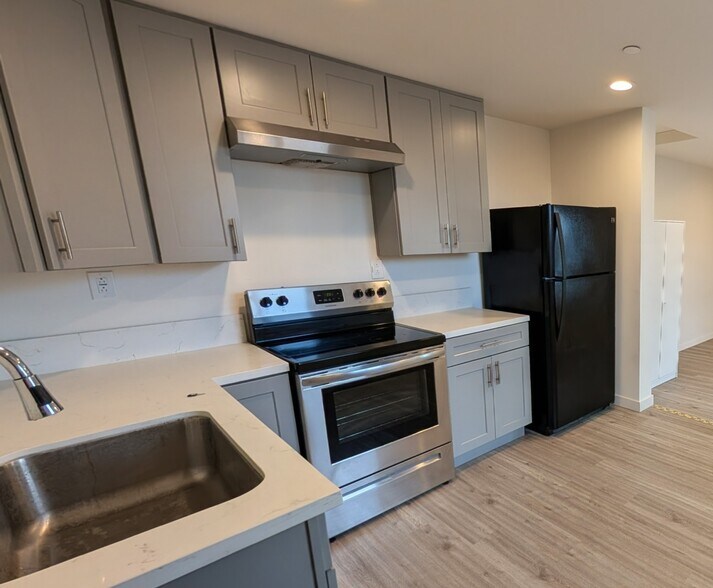 Building Photo - 158 E Floral Dr