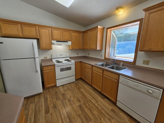 Building Photo - 4 Bedroom 2 Bathroom Home on 5 Acres with Shop, New Deck & Attached Garage