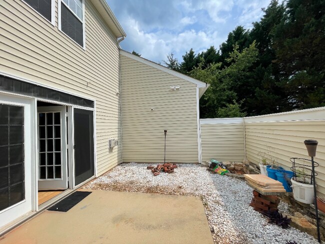 Building Photo - 2469 Redmayne Ln