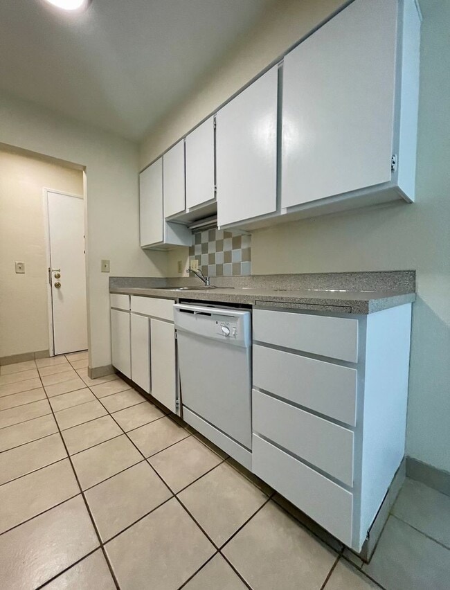 Building Photo - Vintage Main Floor 2 Bedroom in Hollywood ...