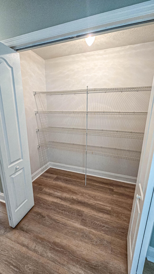 Building Photo - 831 Landing Dr