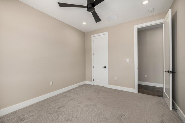 Building Photo - 3821 E Devonshire Ave