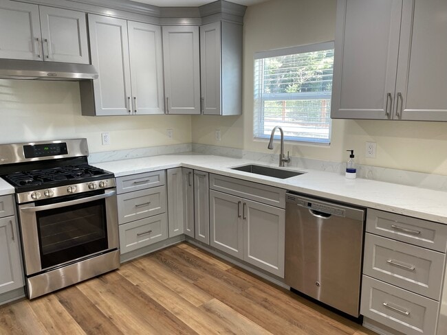 Building Photo - 350 Palm Ave