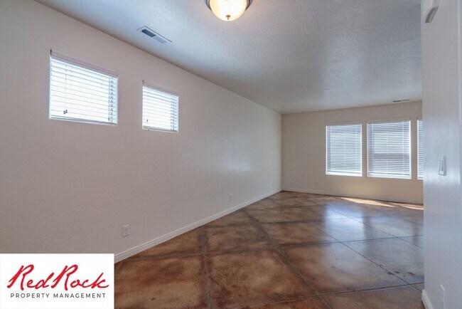 Building Photo - DOG-FRIENDLY 4 Bedroom Townhome with INTERNET INCLUDED!