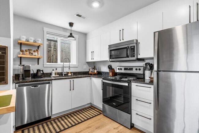 Building Photo - Cozy 2B/1B Unit A I Near Gonzaga/WSU/EWU & 5 Hospitals I Pet Friendly (Furnished)